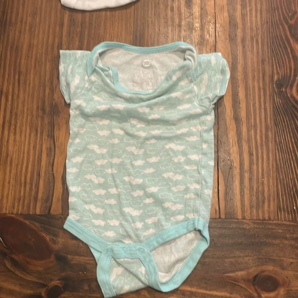 Assorted Onesie Bundle size 6-9M - Picture 4 of 5